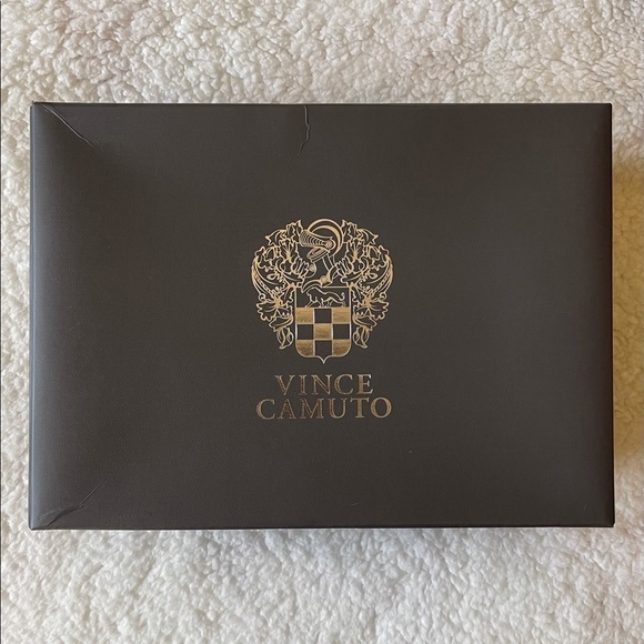 Size 7M Bright Blue True Suede Vince Camuto heels - Picture 4 of 5